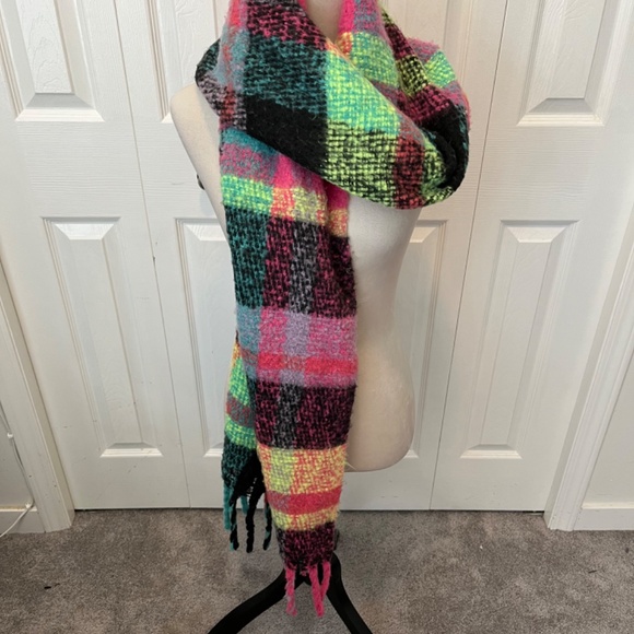 Express 100% acrylic scarf - Picture 3 of 9